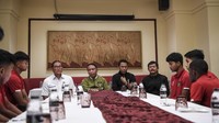 Dalam kunjungan tersebut Zainudin Amali memberikan motivasi kepada pesepak bola Timnas U-20 usai FIFA resmi mencabut status Indonesia sebagai tuan rumah Piala Dunia U-20 2023.