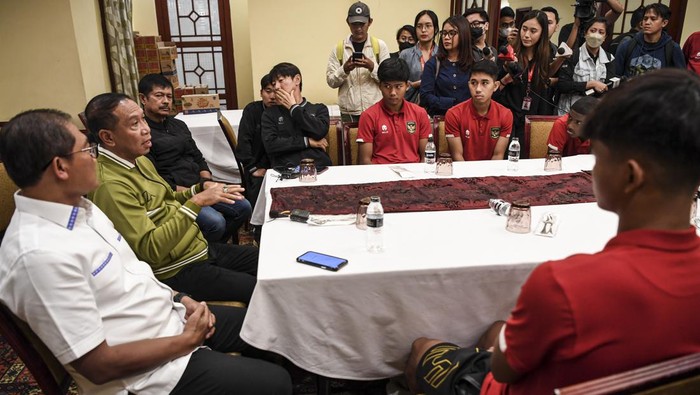 Wakil Ketua Umum PSSI Zainudin Amali (kedua kiri) berbincang dengan pesepak bola Timnas U20 saat mengunjungi pemusatan latihan di Jakarta, Kamis (30/3/2023). Dalam kunjungan tersebut Zainudin Amali memberikan motivasi kepada pesepak bola Timnas U20 usai FIFA resmi mencabut status Indonesia sebagai tuan rumah Piala Dunia U-20 2023.