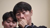 Pelatih Timnas U-20 Shin Tae Yong (kanan) menyimak arahan Wakil Ketua Umum PSSI Zainudin Amali saat mengunjungi pemusatan latihan di Jakarta.