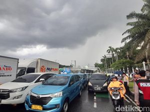 Lalin Jl Gatot Subroto Macet Imbas Demo Mahasiswa di Depan Gedung DPR