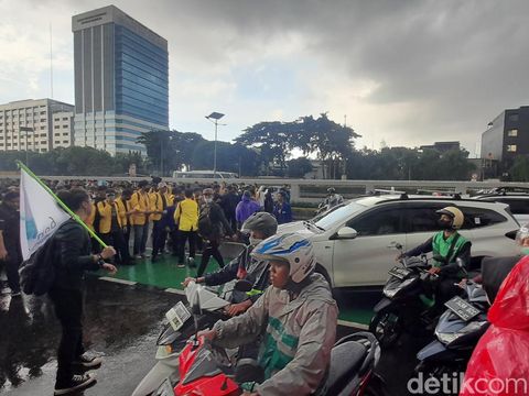 Lalin Jl Gatot Subroto Macet Imbas Demo Mahasiswa di Depan Gedung DPR