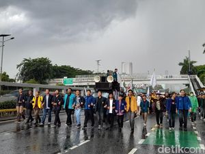 Demo UU Ciptaker, Mahasiswa Hujan-hujanan Long March ke Depan DPR