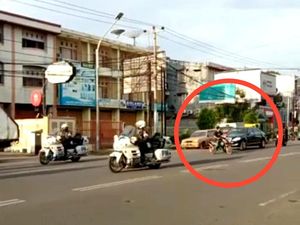 Paket Nekat Komplet! Gak Pakai Helm, Knalpot Brong, Potong Konvoi Presiden Paket Nekat Komplet! Gak Pakai Helm, Knalpot Brong, Potong Konvoi Presiden