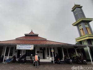 Kental Corak Sumedang Larang dari Masjid Tertua di Kota Tahu Kental Corak Sumedang Larang dari Masjid Tertua di Kota Tahu