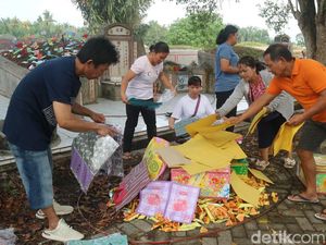 Hari Raya Ceng Beng, Masyarakat Tionghoa di Asahan Ramai Ziarah Kubur