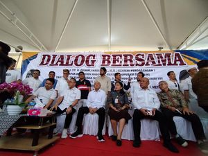 Tawarkan Produk Lokal, Menkop UKM dan Mendag Disoraki Pedagang Thrifting Tawarkan Produk Lokal, Menkop UKM dan Mendag Disoraki Pedagang Thrifting