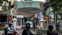 Papan promosi Piala Dunia U-20 Indonesia 2023 masih menghiasi di kawasan GBK Arena, Senayan, Jakarta, Kamis (30/03/2023).   