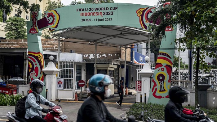 Meski Gagal Tuan Rumah, Promosi Piala Dunia U-20 Indonesia 2023 Masih Hiasi Kawasan Senayan Warga berjalan di dekat papan promosi Piala Dunia U-20 Indonesia 2023 di kawasan GBK Arena, Jakarta, Kamis (30/3/2023). FIFA resmi mencabut status Indonesia sebagai tuan rumah untuk gelaran Piala Dunia U-20 2023 mendatang.