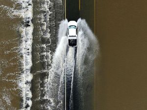Nekat! Mobil-mobil Ini Terobos Banjir di California Nekat! Mobil-mobil Ini Terobos Banjir di California