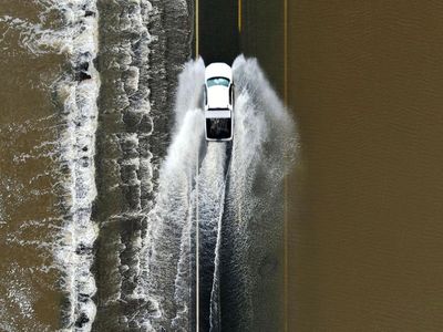 Nekat! Mobil-mobil Ini Terobos Banjir di California