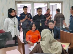 Natalia Rusli Dilimpahkan ke Jaksa, Kini Pakai Baju Bertuliskan Tahanan