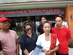 Kembali Unggah Pose Jari Tengah, Niluh Djelantik Polisikan Faras Sayidi