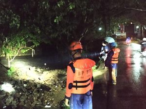 Banjir Terjang Parepare, BPBD Imbau Warga Dekat Bantaran Sungai Mengungsi Banjir Terjang Parepare, BPBD Imbau Warga Dekat Bantaran Sungai Mengungsi
