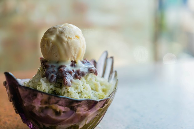 Patbingsu Patbingsu merupakan es segar ala Korea dengan berbagai macam isian buah dan mochi