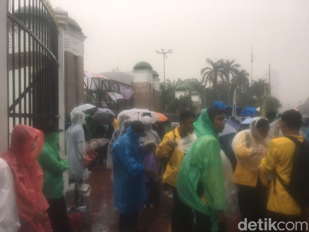 Cerita Abang Starling Beralih Jual Jas Hujan Saat Demo Mahasiswa di DPR