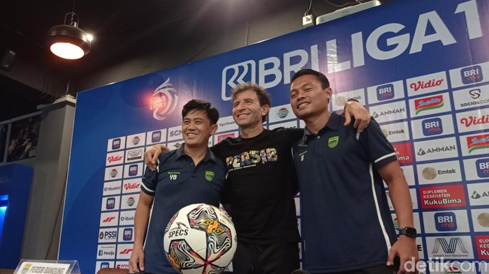 Pelatih Persib Bandung Luis Milla dan Dedi Kusnandar