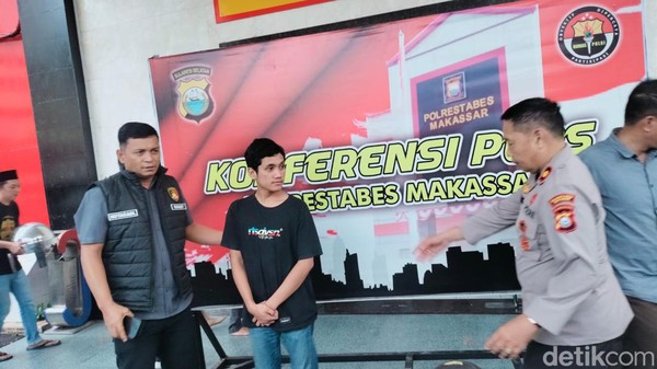 Pemotor terobos iring-iringan polisi di Makassar.