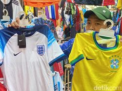 Pedagang Obral Kaus Bola Imbas Piala Dunia U-20 Batal Digelar