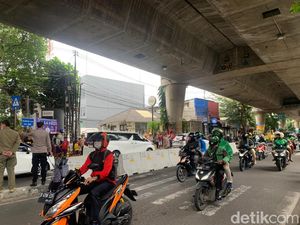 Ricuh! Pak Ogah Nggak Terima U-Turn di Jalan Antasari Ditutup