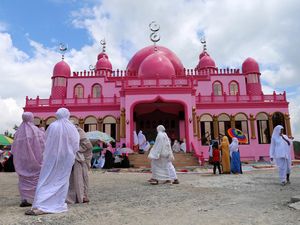 Pesona Dimaukom, Masjid Serba Pink di Filipina