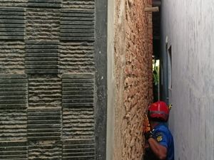 Warga Pekalongan Pingsan Terjepit Lorong Rumah Berjam-jam