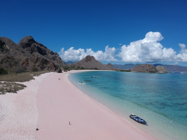 Pink beach Labuan Bajo/Foto: unplash.com/Aruka Death fenomena unik di Indonesia adalah pink beach, salah satunya di labuan bajo
