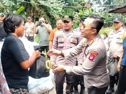 Warga Slum Area di Kebayoran hingga Pancoran Terima Bansos Kapolri