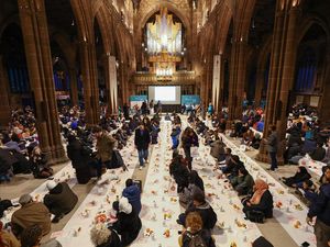 Potret Gereja Katedral Manchester Jadi Tempat Buka Puasa Bersama