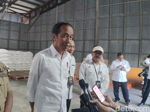 Ekspresi Jokowi Saat Ditanya soal RI Batal Jadi Tuan Rumah Piala Dunia U-20 Ekspresi Jokowi Saat Ditanya soal RI Batal Jadi Tuan Rumah Piala Dunia U-20