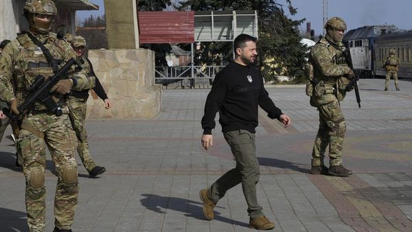 Presiden Zelenskyy Lanjutkan Kunjungannya ke Garis Depan Perang Ukraina