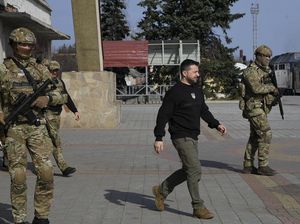 Presiden Zelenskyy Lanjutkan Kunjungannya ke Garis Depan Perang Ukraina