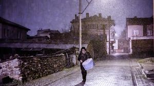 Pria Ini Tabuh Genderang di Tengah Salju untuk Bangunkan Sahur
