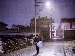 Pria Ini Tabuh Genderang di Tengah Salju untuk Bangunkan Sahur