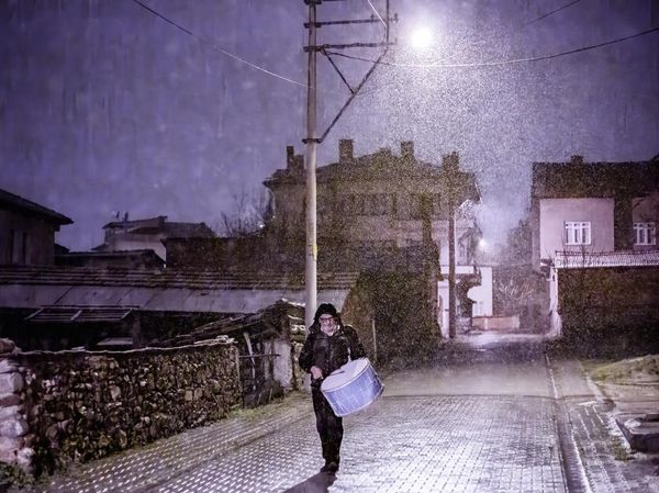 Pria Ini Tabuh Genderang di Tengah Salju untuk Bangunkan Sahur