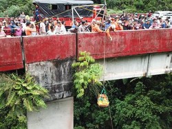 Pemotor Asal Pekanbaru Ditemukan Tewas di Dasar Jurang Kelok 9