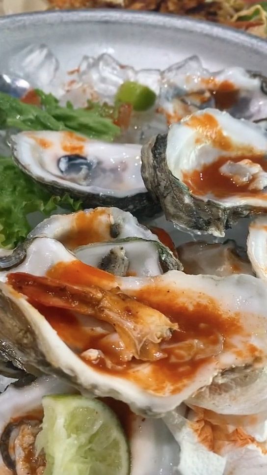 Rezeki Nomplok! Wanita Ini Temukan Mutiara Mahal Saat Makan Kerang