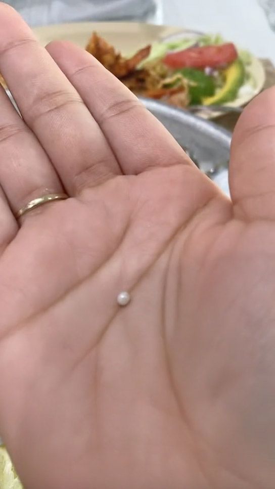 Rezeki Nomplok! Wanita Ini Temukan Mutiara Mahal Saat Makan Kerang