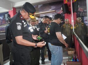 Satpol PP Bogor Razia Warung Remang-remang saat Ramadan, 9 Wanita Diamankan