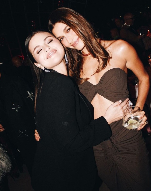 Selena Gomez dan Hailey Baldwin/Foto: encancha.cl Selena Gomez dan Hailey Baldwin/Foto: encancha.cl