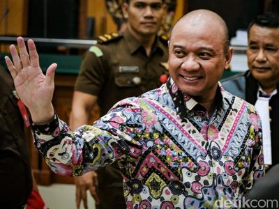 Senyum dan Lambaian Tangan Irjen Teddy Minahasa Usai Dituntut Mati