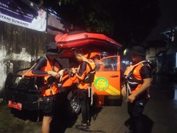 Ada Pekerja Bangunan Tercebur, Tim SAR Susuri Ciliwung Jaksel