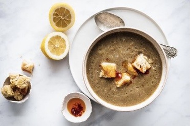 Shorbat Adas Shorbat Adas atau sup miju-miju merupakan makanan khas Timur Tengah