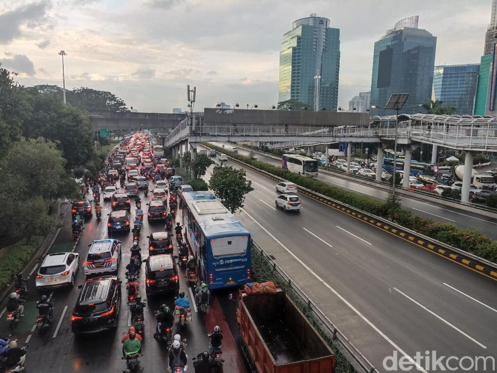 Jalan Gatot Subroto Jakarta Macet di Kedua Arah Jelang Buka Puasa