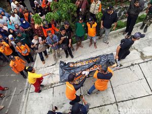 Duka Ibu Bocah Kembar yang Tewas Hanyut di Sungai Wonosegoro Boyolali Duka Ibu Bocah Kembar yang Tewas Hanyut di Sungai Wonosegoro Boyolali