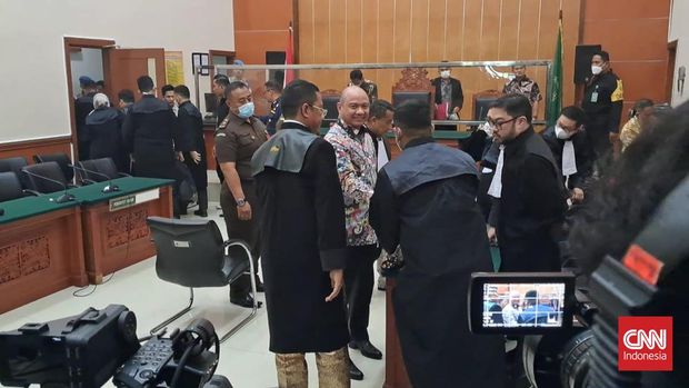 Mantan Kapolda Sumatera Barat Irjen Teddy Minahasa dituntut dengan hukuman mati dalam kasus peredaran gelap narkoba.