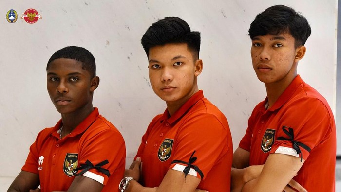 Timnas Indonesia U-20 batal main di Piala Dunia U-20 2023 usai status tuan rumahnya dicabut. Hugo Samir cs mengekspresikan kesedihan dengan pita hitam.