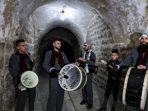 Tradisi Unik Menabuh Drum untuk Bangunkan Sahur di Palestina