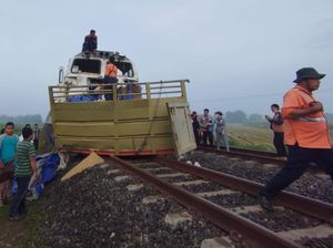 Truk Muat Pakan Ternak Hancur Tertabrak KA Turangga gegara Mogok di Perlintasan
