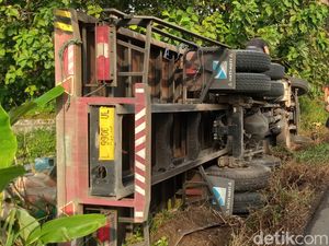 Truk Sarat Muatan Semen Terguling di Jalan Lingkar Delanggu Klaten