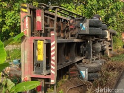Truk Sarat Muatan Semen Terguling di Jalan Lingkar Delanggu Klaten